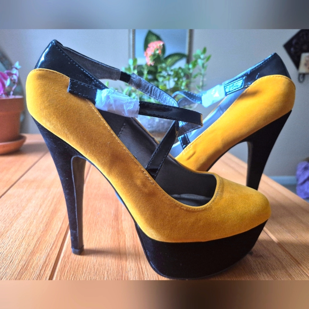 Qupid Yellow & Black Suede Heels -‎ Size 9